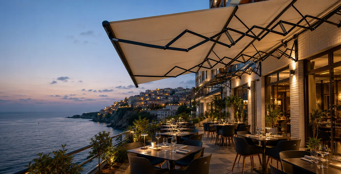 Terraza de restaurante cubierta con un toldo Altamira al atardecer